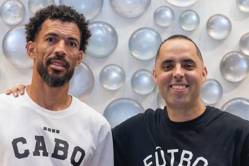 El latino que emigró a EEUU con poco dinero y creó la marca que diseñó los botines de Vozinha