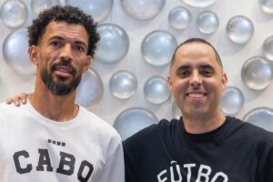 El latino que emigró a EEUU con poco dinero y creó la marca que diseñó los botines de Vozinha