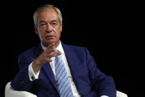 El líder ultraderechista británico Nigel Farage dimite de su escaño y fuerza elecciones | europapress.es