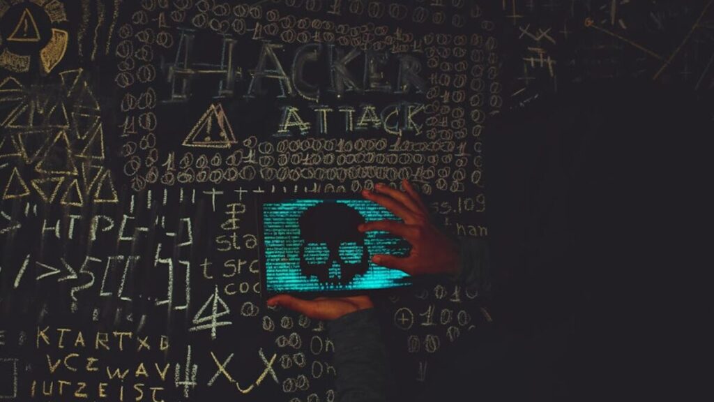 El malware ya no solo se esconde: ahora puede cambiar de forma mientras ataca. Google advierte que la inteligencia artificial está creando virus capaces de reescribirse en tiempo real