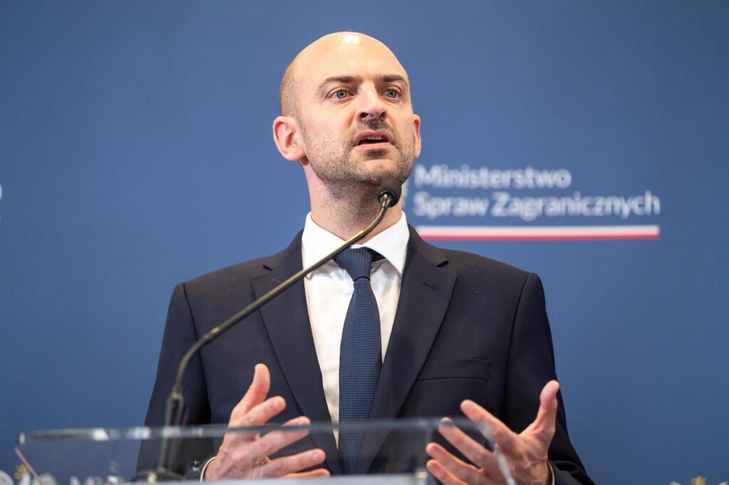 El ministro de Exteriores de Francia se suma a las críticas a Rajoy: "Es estupidez, racismo o las dos"
