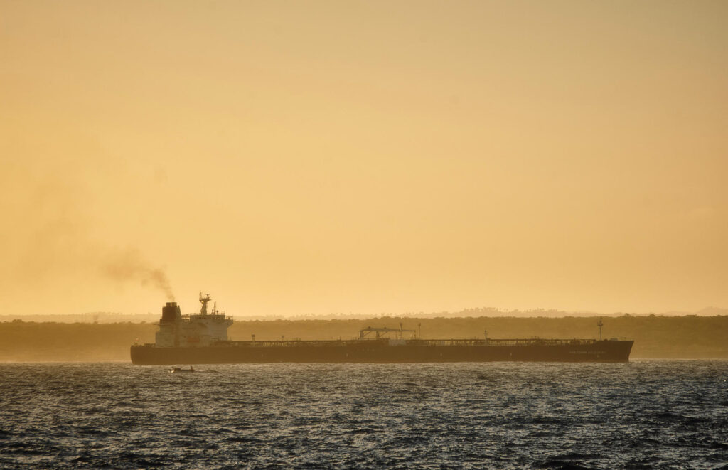 El petróleo Brent se desploma cerca de 4% y vuelve a cotizar por debajo de los 100 dólares