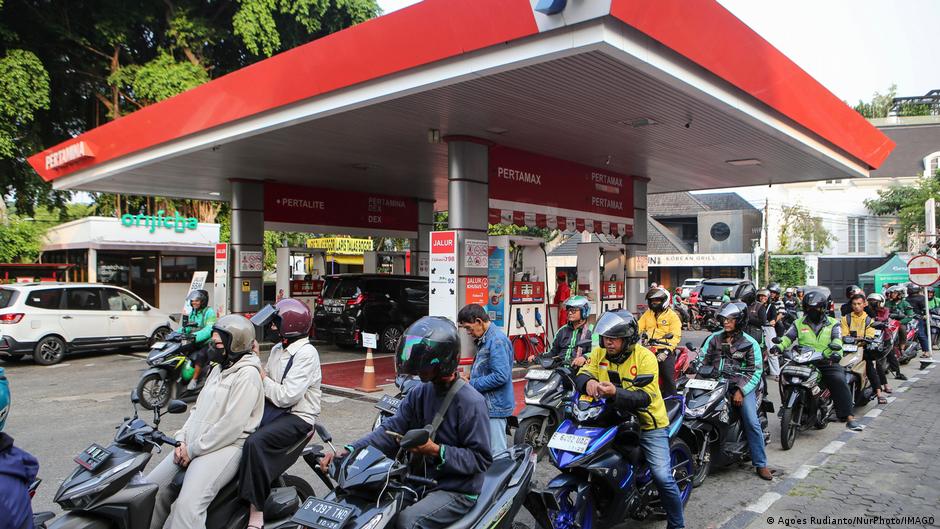 El petróleo se dispara por las crisis de Ormuz y el mar Rojo