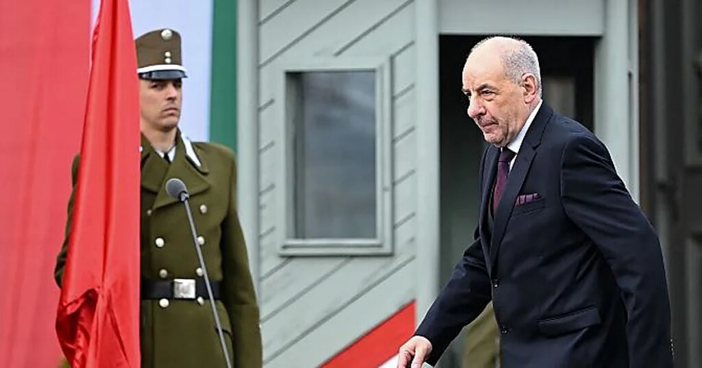El presidente de Hungría, aliado de Orbán, firma su destitución