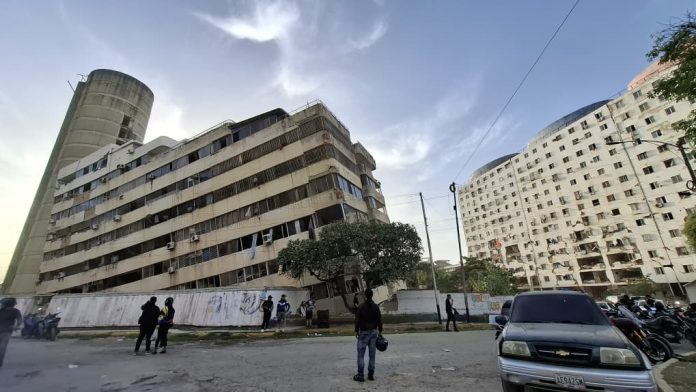 El vacío legal que define quién paga por un inmueble en negociación destruido tras el doblete sísmico