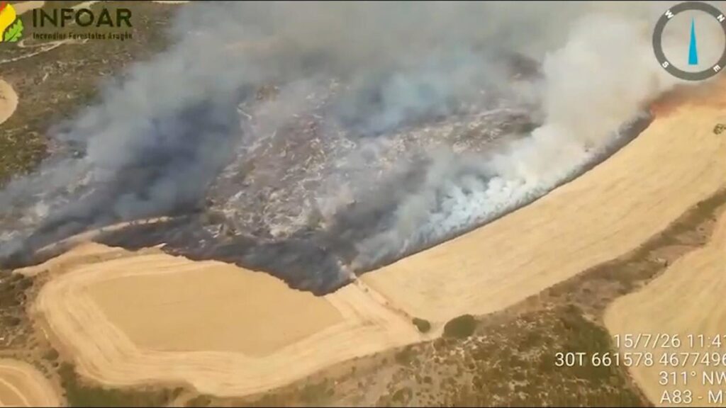 El viento complica la extinción del incendio de Orés, con "potencial de crecimiento y destrucción"