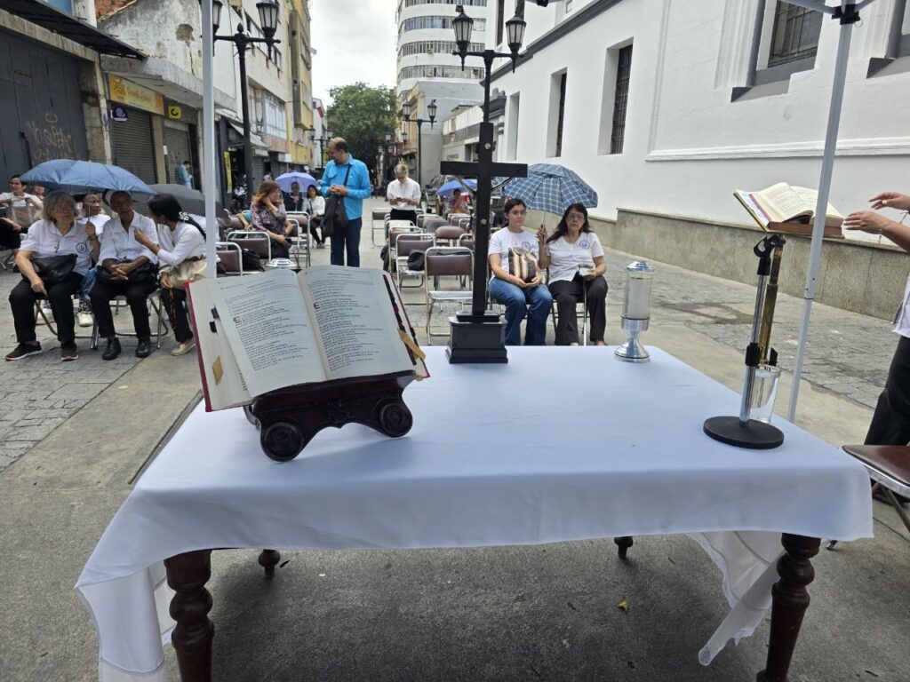 En Caracas celebran eucaristías fuera de los templos tras daños por terremotos