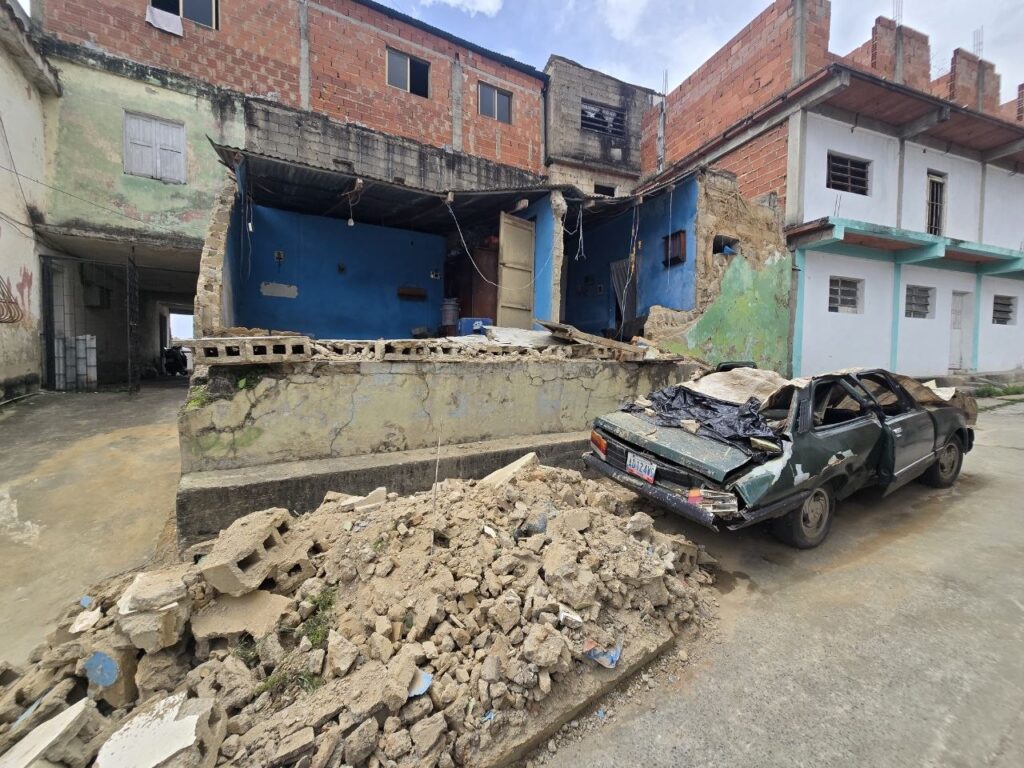 En Carayaca asumieron el retiro de escombros ante abandono estatal