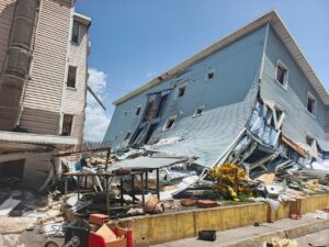 En el Urbanismo Hugo Chávez de Catia la Mar los propios vecinos abrieron los metales para sacar a su gente tras los terremotos