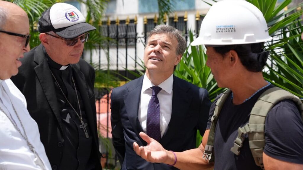 Encargado de negocios de EEUU inspeccionó templo afectado en Caracas