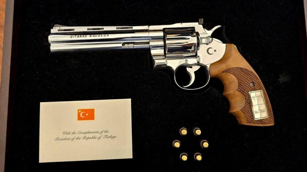 Imagen difundida por el presidente de Lituania, Gitanas Nauseda, sobre el revólver personalizado que le regaló Erdogan durante la cumbre de la OTAN.