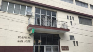 Especialistas del Hospital San José en Maiquetía atienden a pacientes desde toldos