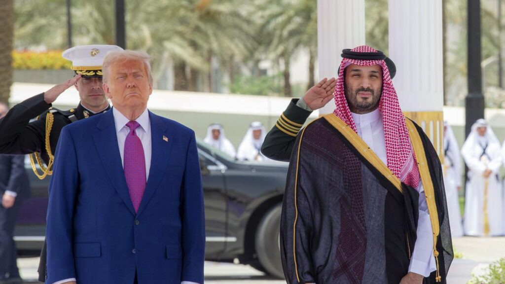 El presidente de EEUU, Donald Trump, y el príncipe heredero de Arabia Saudí, Mohammed bin Salman, en la Corte Real del Palacio Al-Yamamah, en Riad, el 13 de mayo de 2025.