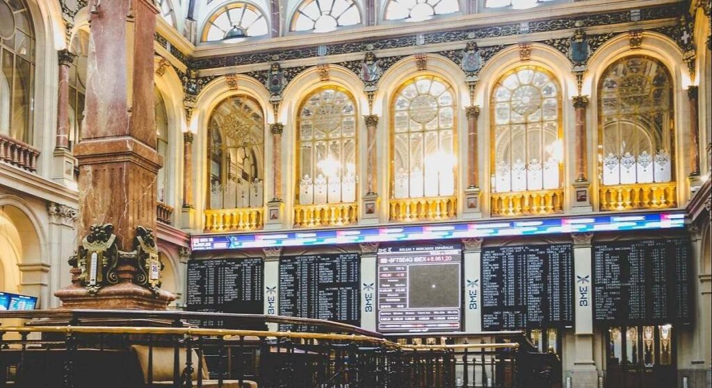Europa aguanta tranquila sobre soportes tras la marcha atrás de Trump en Ormuz