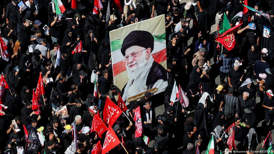 Exguía supremo iraní Alí Jamenei fue inhumado en Mashhad