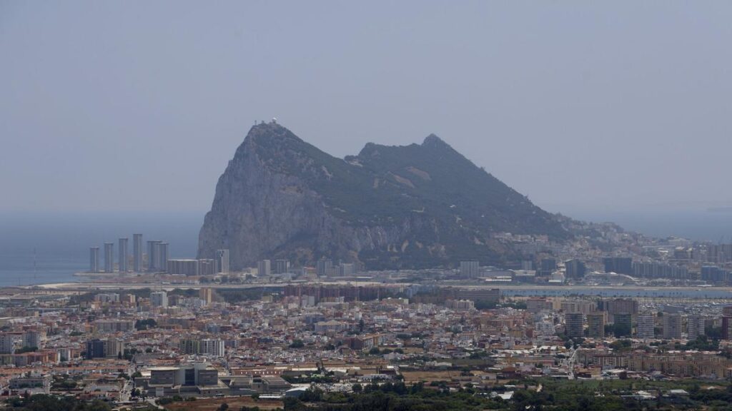 Imagen de archivo del Peñón de Gibraltar. En primer término, la localidad gaditana de La Línea de la Concepción.