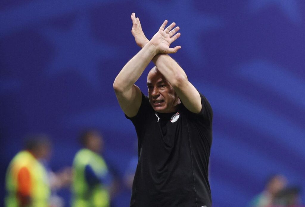 ATLANTA, GEORGIA - 7 DE JULIO: Hossam Hassan, seleccionador de Egipto, reacciona durante el partido de octavos de final del Mundial de la FIFA 2026 entre Argentina y Egipto.