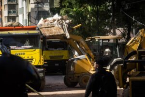 Familiares aceptaron uso de maquinaria pesada para recuperar cuerpos entre los escombros