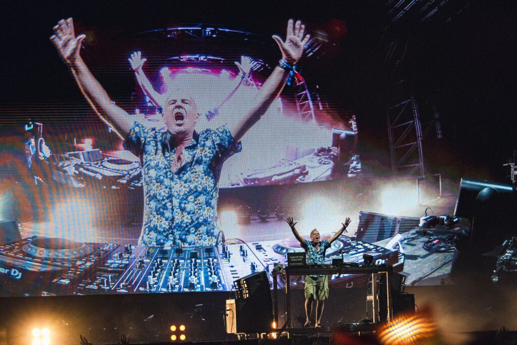 El músico y 'dj' inglés Fatboy Slim durante su actuación en Icónica Santalucía Sevilla Fest, en la emblemática Plaza de España sevillana, la noche del pasado martes.