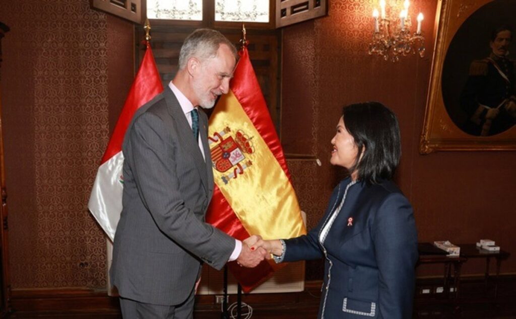 Felipe VI y Keiko Fujimori estrechan los "lazos de amistad" de España y Perú antes de la toma de posesión