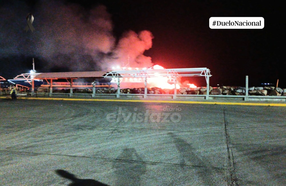 Ferry desincorporado se incendió en el Terminal Marítimo de Puerto La Cruz