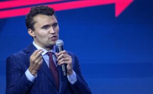 Fiscalía reconstruye con videos el asesinato de Charlie Kirk; ¿qué encontró y hacia dónde va el caso?