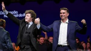 Flávio Bolsonaro reivindica a su padre al lanzar candidatura