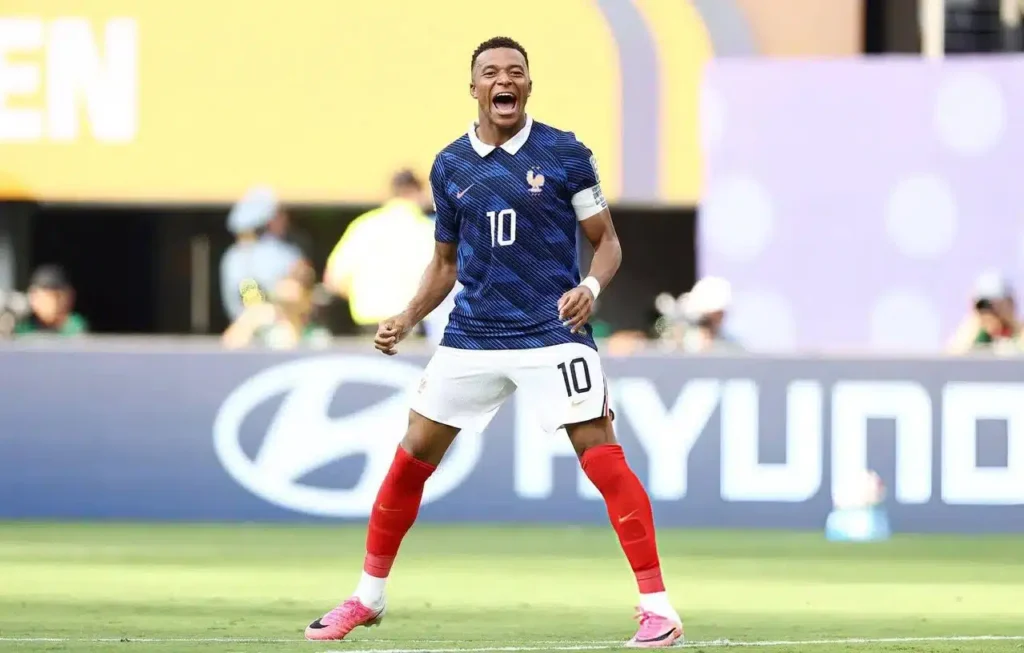 Francia golea a Suecia con show de Mbappé y avanza a octavos del Mundial