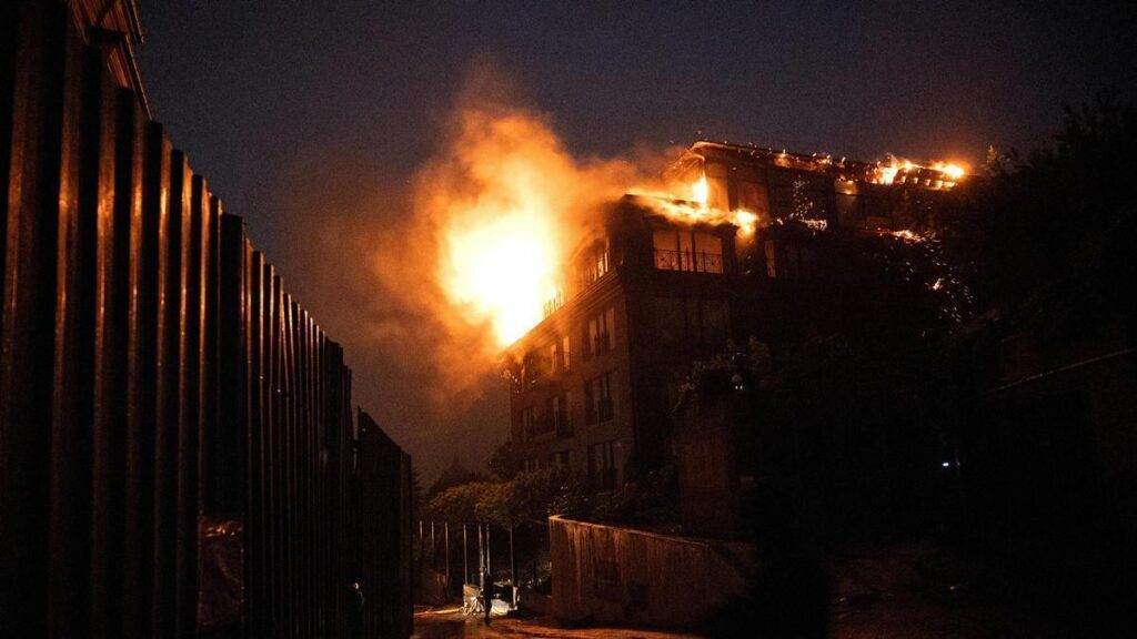 Un incendio arrasa un edificio dañado en un ataque combinado masivo ruso en Kiev.