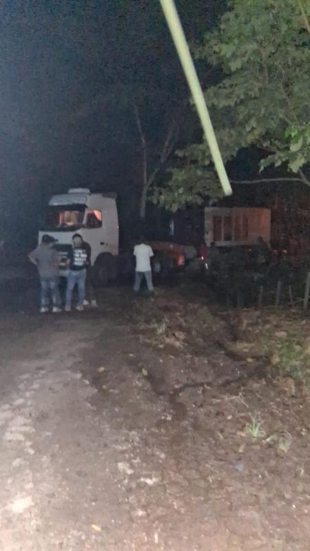 Gandola atascada dificultó el tránsito por La Petrólea