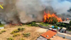 Gobierno español unifica gestión de los 2 grandes incendios de Madrid y Ávila