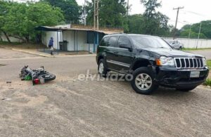Grand Cherokee y moto Empire colisionan en la séptima calle norte dejando un joven de 21 años lesionado