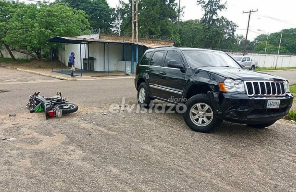Grand Cherokee y moto Empire colisionan en la séptima calle norte dejando un joven de 21 años lesionado