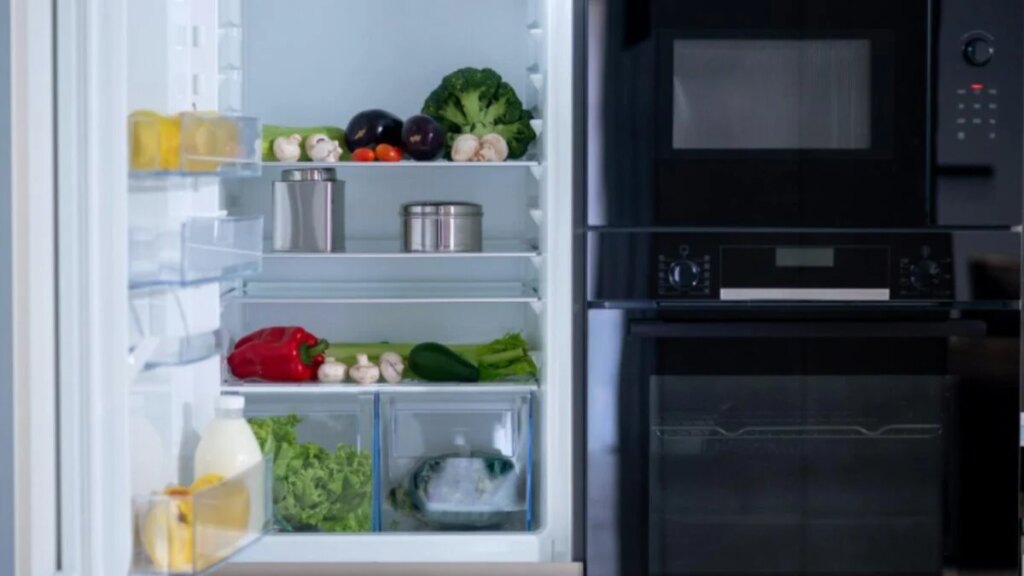 Guardar todo donde entra es un error: así deberías ordenar el refrigerador para conservar mejor