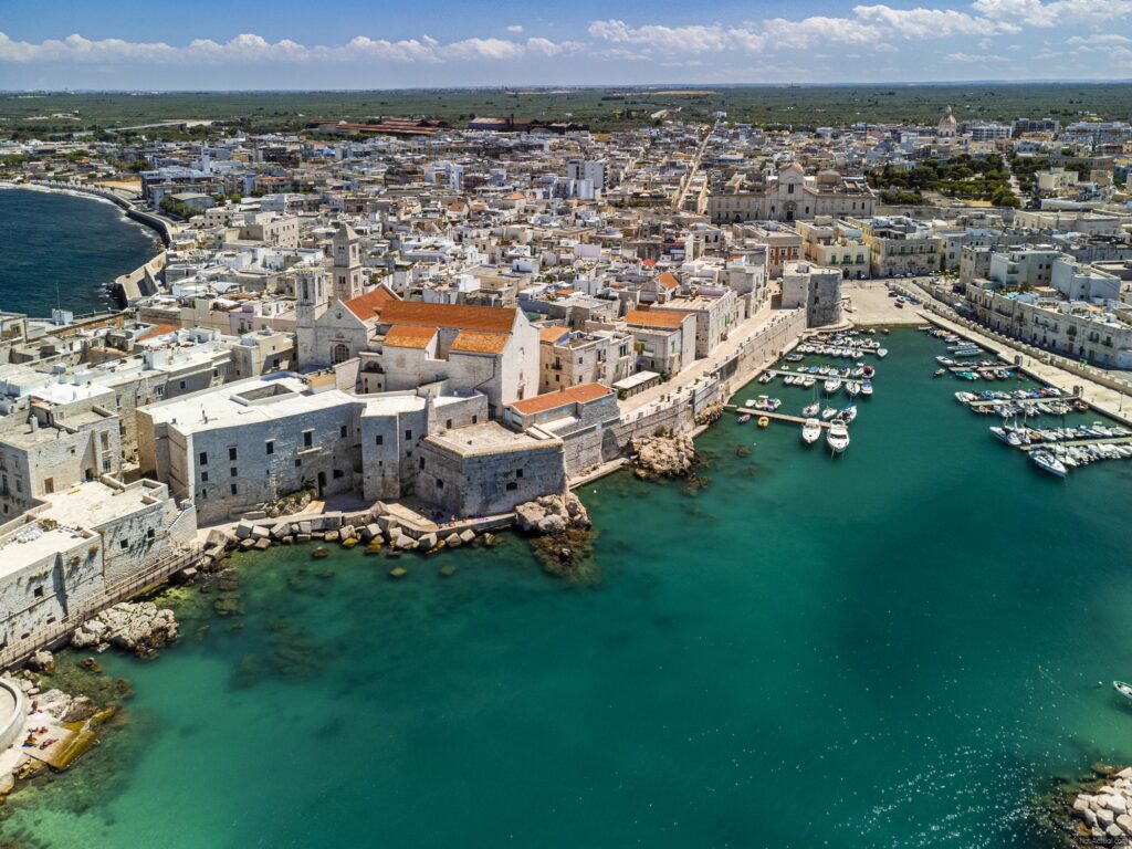 Guía Turística de Giovinazzo: El Tesoro de Piedra y Mar en la Costa de Apulia