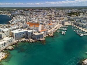 Guía Turística de Giovinazzo: El Tesoro de Piedra y Mar en la Costa de Apulia