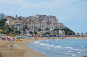 Guía Turística de Rodi Garganico: Playas Doradas y Esencia Mediterránea en Apulia