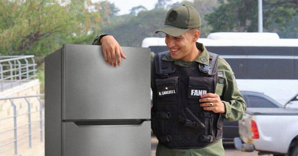 HERMOSO: Una nevera se reencuentra con Guardia Nacional que la sacó de los escombros