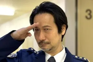 Hideo Kojima se ha quitado las gafas para colar un cameo en el drama de espionaje que lo está petando en Japón