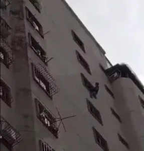 Hombre agredió a su madre y amenazó con lanzarla de un edificio