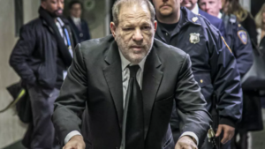 Hospitalizan a Harvey Weinstein en Nueva York por neumonía