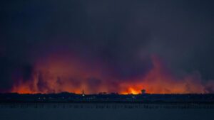 INCENDIOS EN FRANCIA | «Animo a los turistas a que consideren otro destino»: el fuego no da tregua y vacía el suroeste de Francia con 220.000 evacuados | elperiodico.com