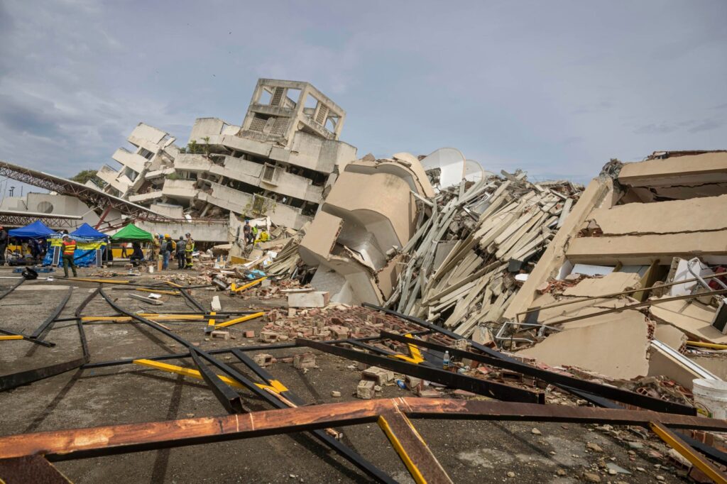 Impactante VIDEO registró la caída simultánea de decenas de edificios durante los terremotos en La Guaira