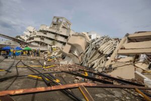 Impactante VIDEO registró la caída simultánea de decenas de edificios durante los terremotos en La Guaira
