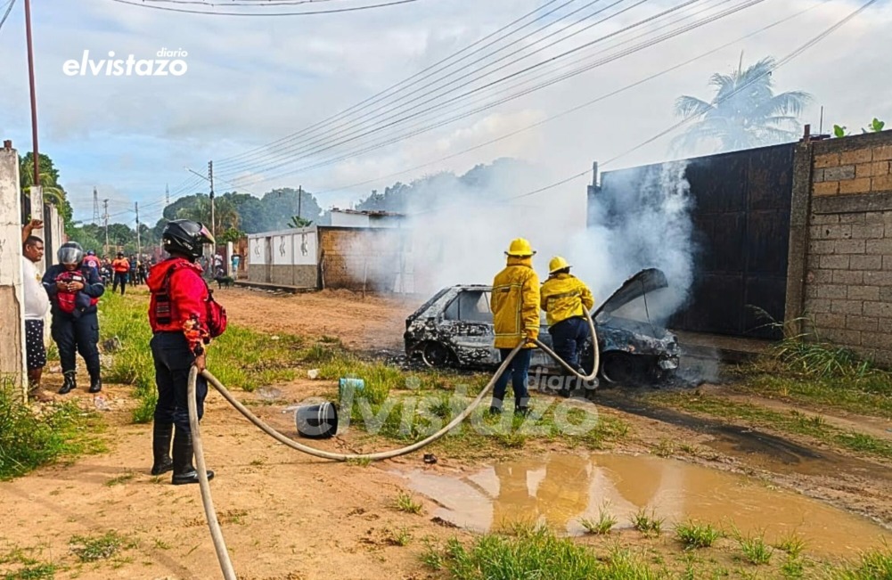 Incendio consumió por completo un Fiesta «balita» en el sector Los Rosales