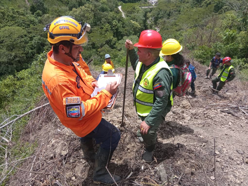 Incendio de carbón amenaza con deslizamientos en Táchira