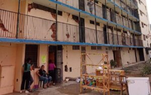 Incertidumbre en Morón | Cientos de damnificados por los terremotos duermen en la calle esperando soluciones