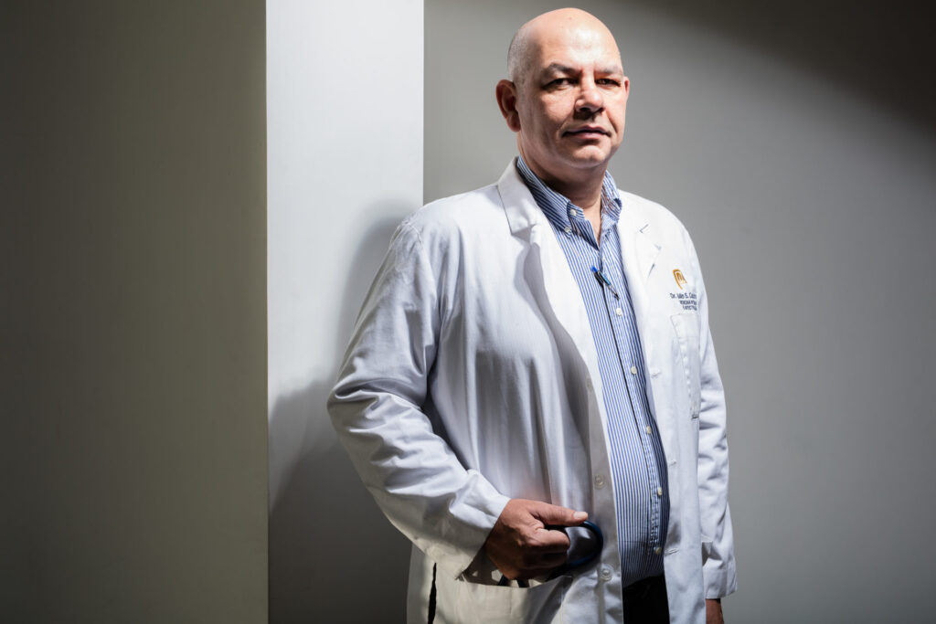 Infectólogo Julio Castro informa que contrajo COVID-19
