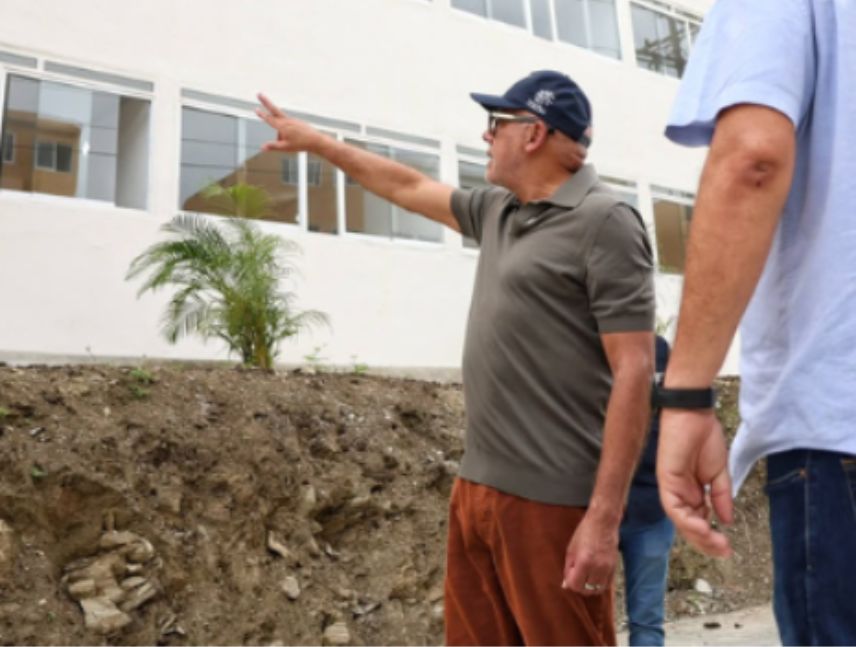 Ejecutivo inspecciona urbanismo en Charallave para damnificados