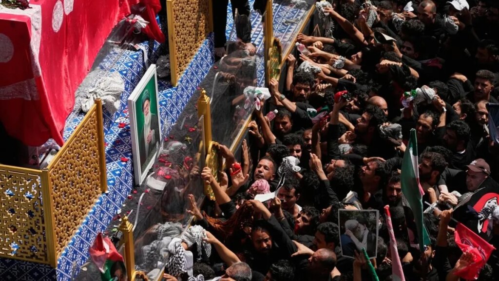 Irán despidió a Alí Jameneí en Mashad con una multitudinaria ceremonia marcada por amenazas contra Donald Trump